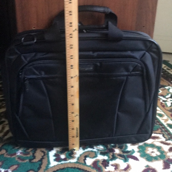 Targus padding laptop bag- black color - Picture 3 of 16